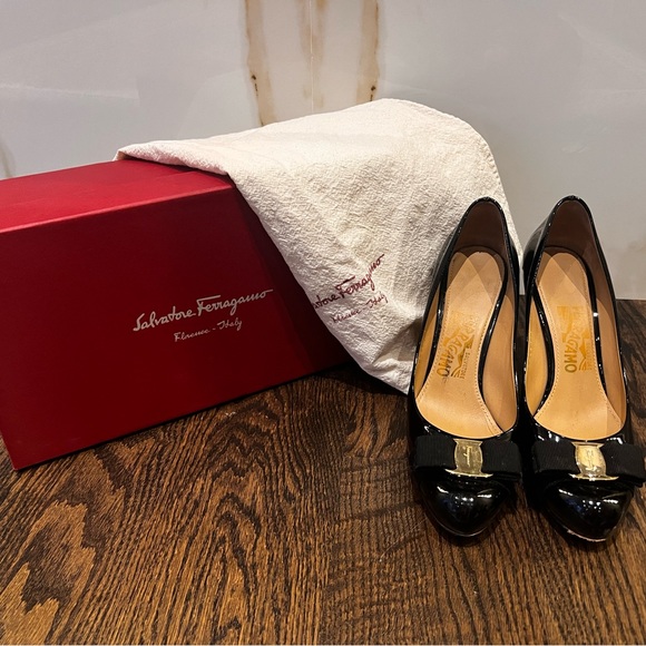 Salvatore Ferragamo Leather Bow Accent Pumps - Picture 1 of 12